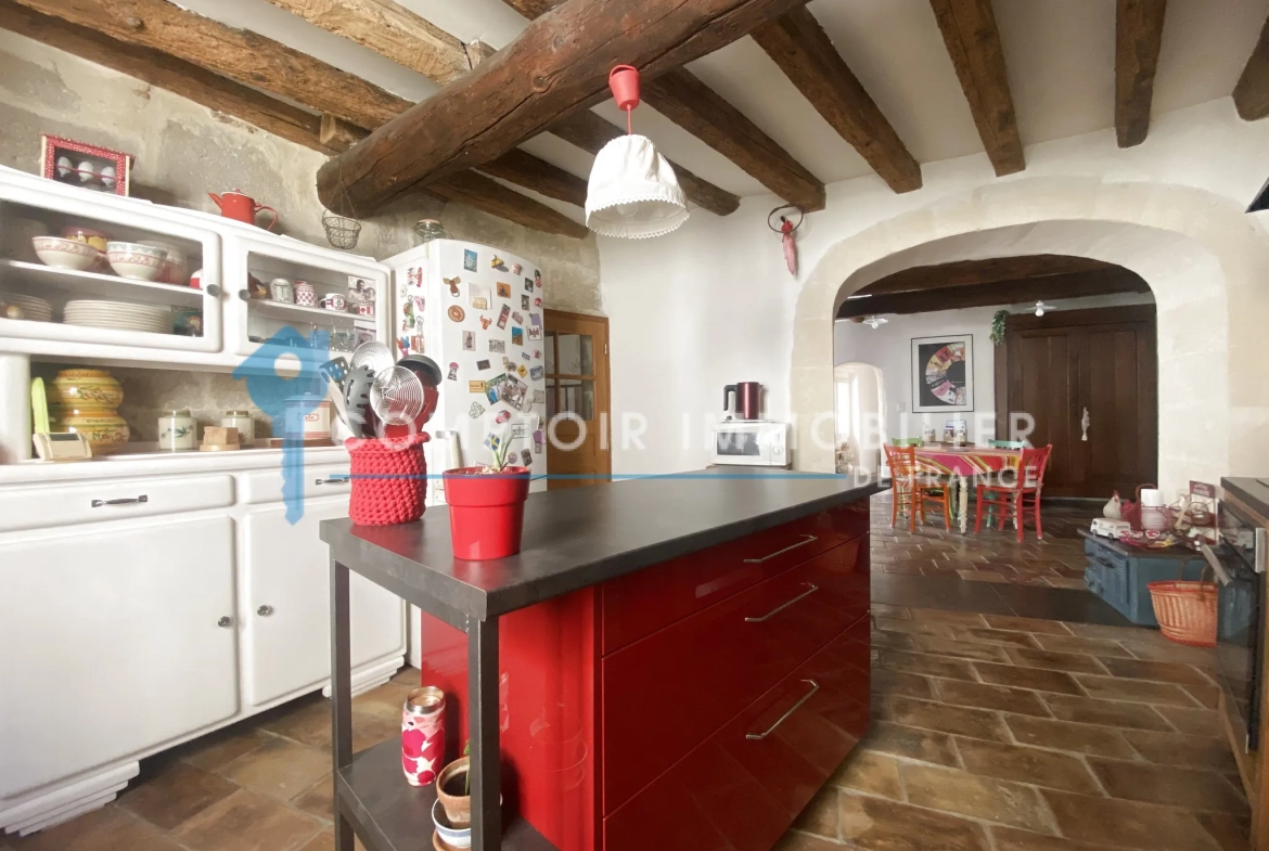 À vendre maison de village rénovée avec terrasse et parking à Meynes 