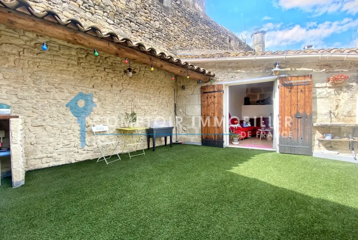 À vendre maison de village rénovée avec terrasse et parking à Meynes 