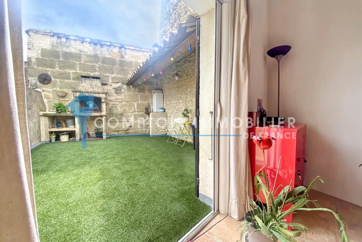 À vendre maison de village rénovée avec terrasse et parking à Meynes 