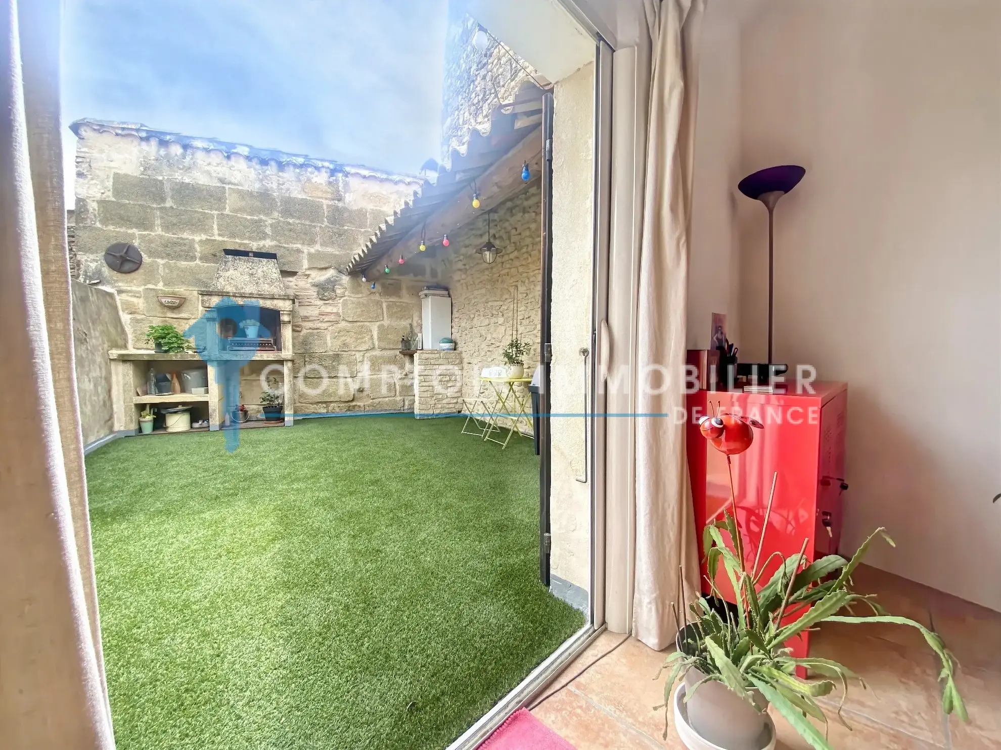À vendre maison de village rénovée avec terrasse et parking à Meynes 