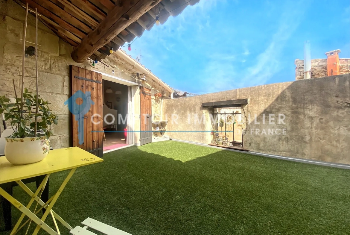 À vendre maison de village rénovée avec terrasse et parking à Meynes 