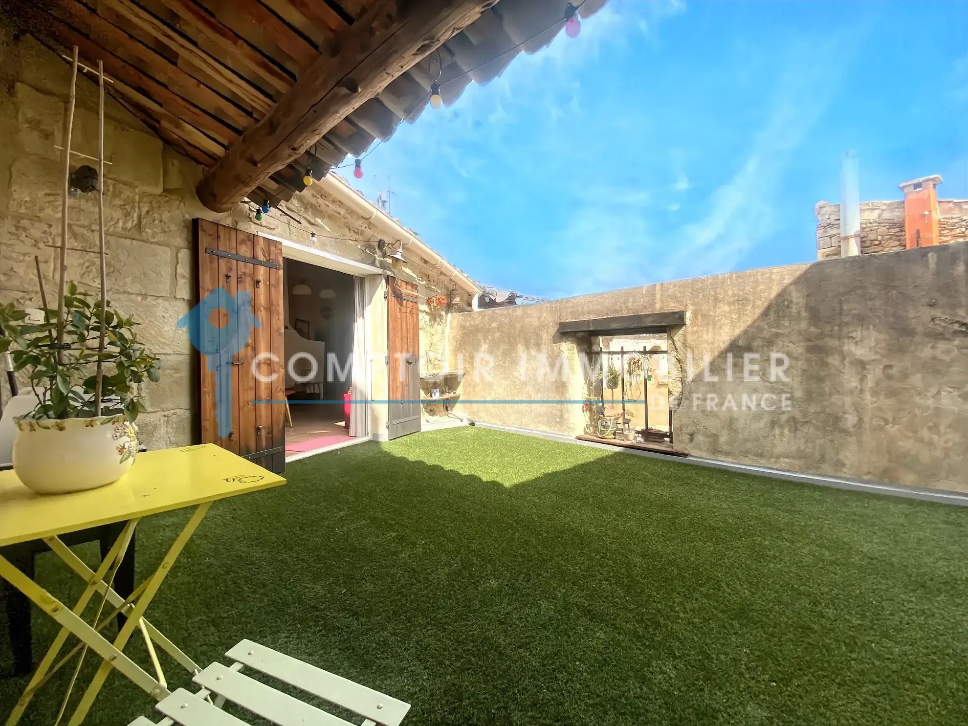 À vendre maison de village rénovée avec terrasse et parking à Meynes 