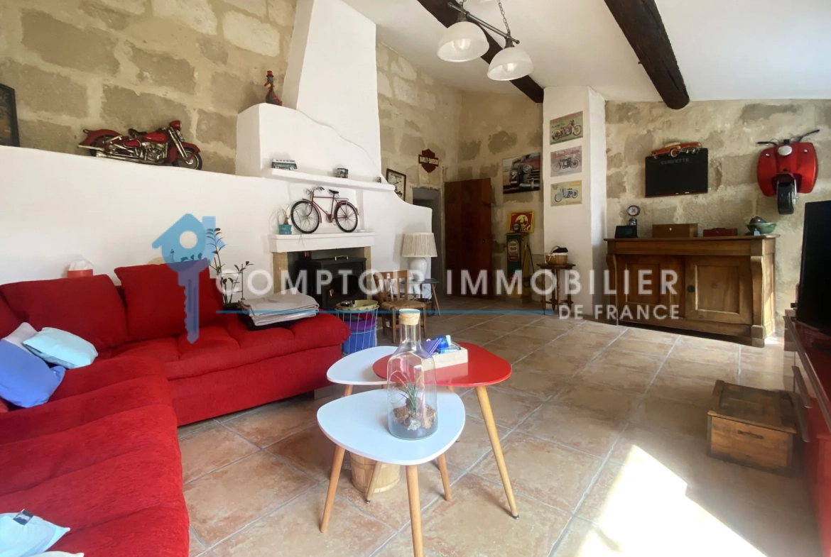À vendre maison de village rénovée avec terrasse et parking à Meynes 