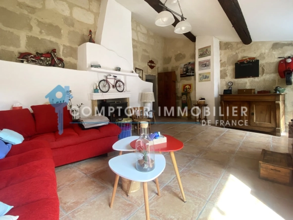 À vendre maison de village rénovée avec terrasse et parking à Meynes