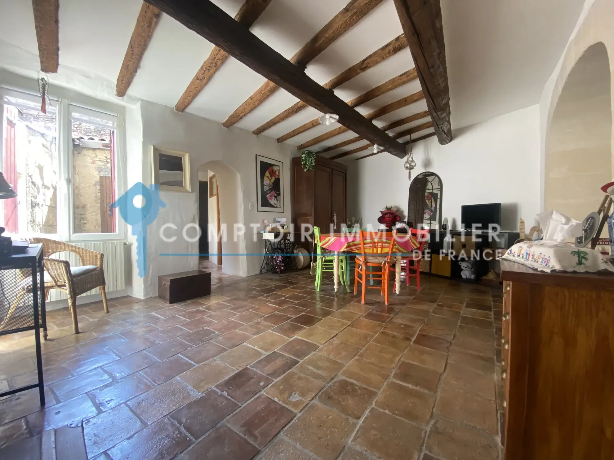 À vendre maison de village rénovée avec terrasse et parking à Meynes 