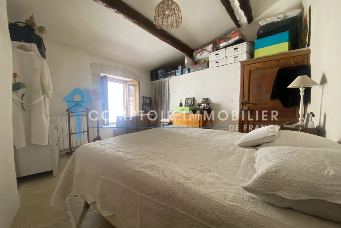 À vendre maison de village rénovée avec terrasse et parking à Meynes 