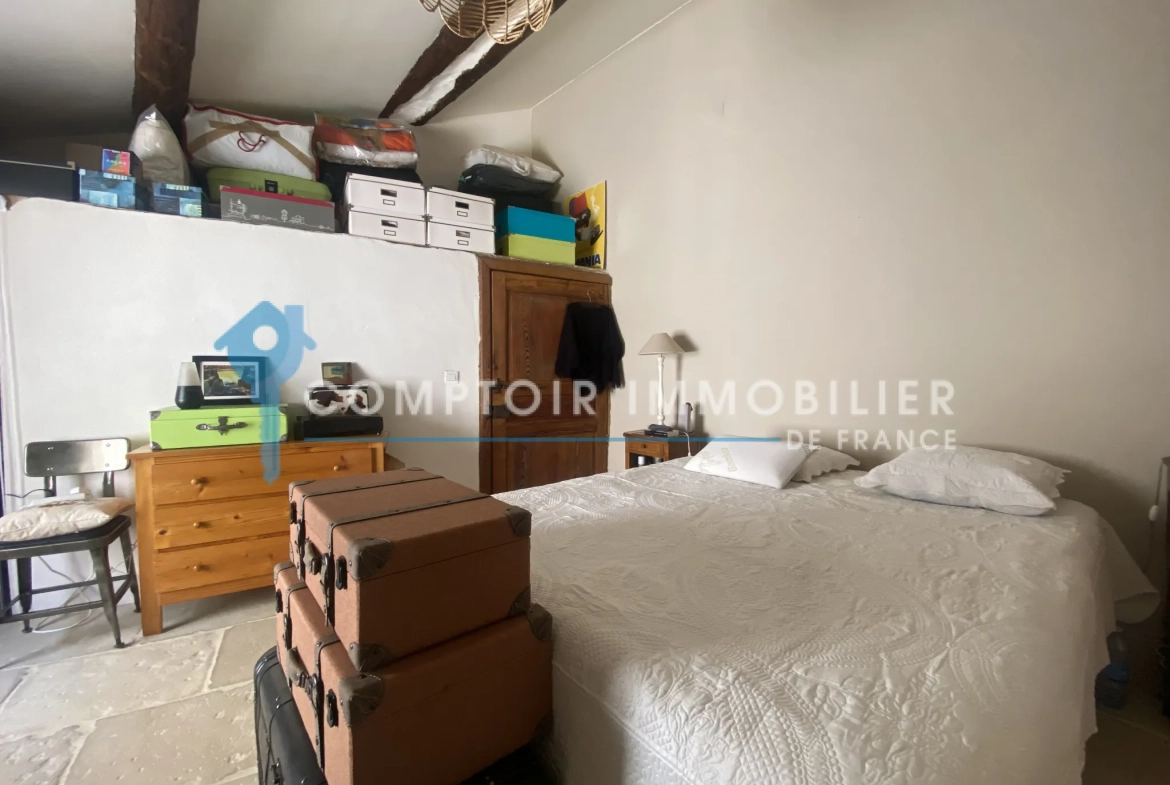 À vendre maison de village rénovée avec terrasse et parking à Meynes 