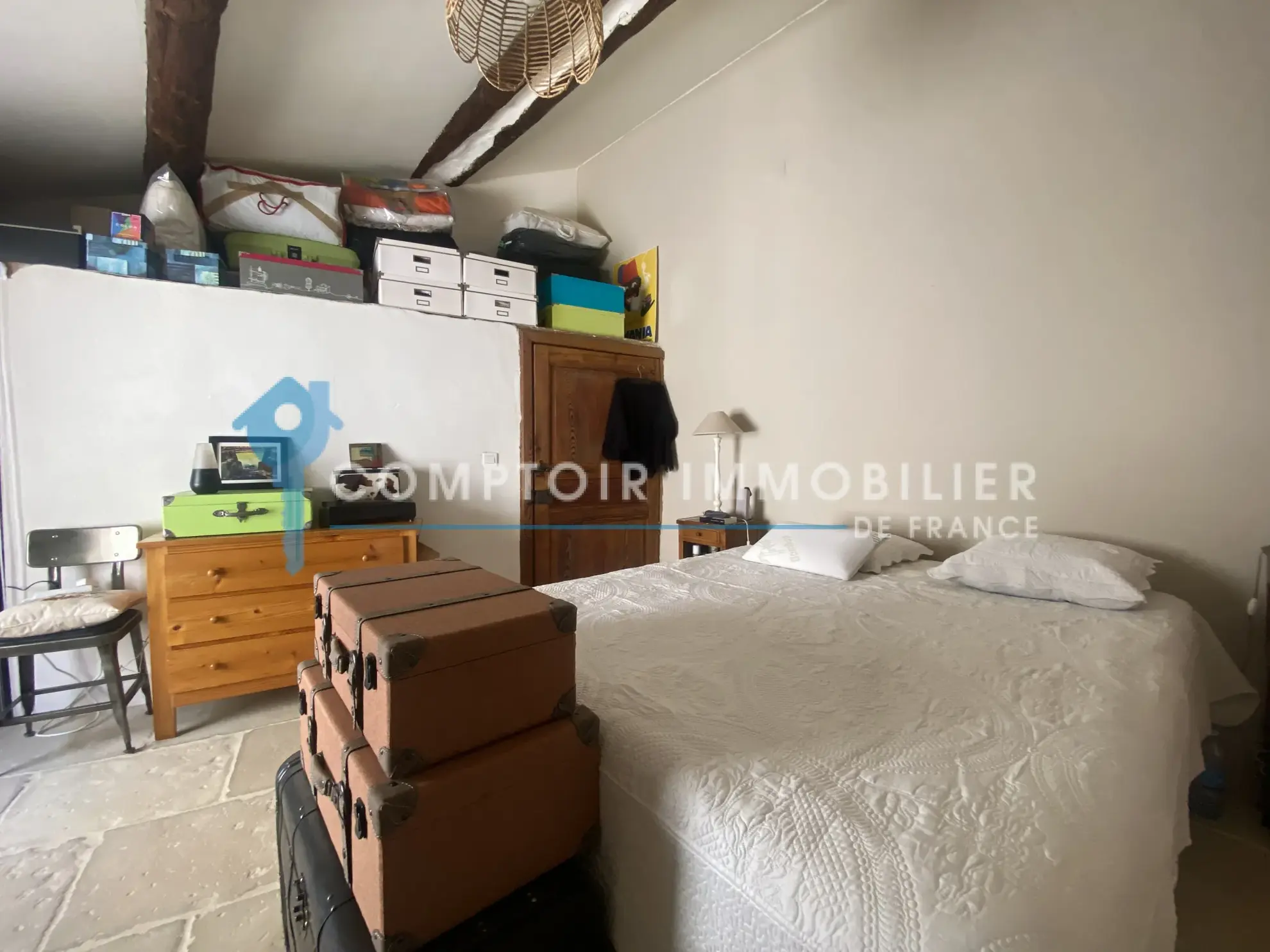À vendre maison de village rénovée avec terrasse et parking à Meynes 