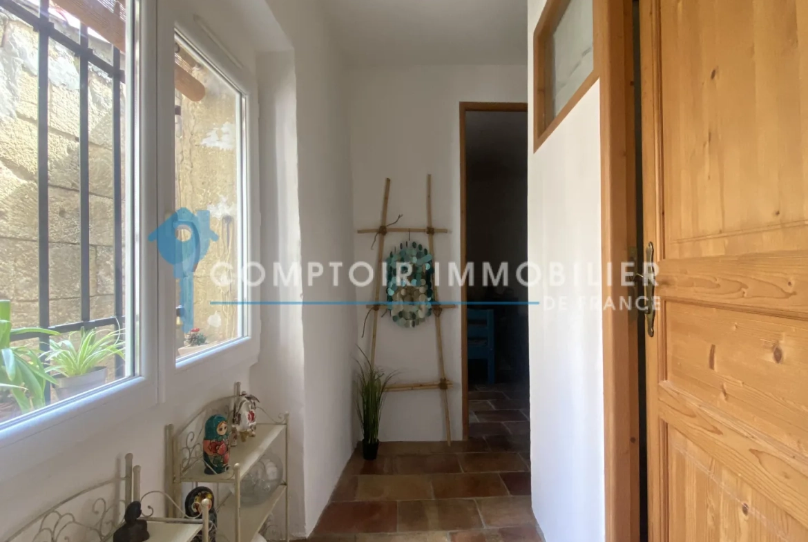 À vendre maison de village rénovée avec terrasse et parking à Meynes 