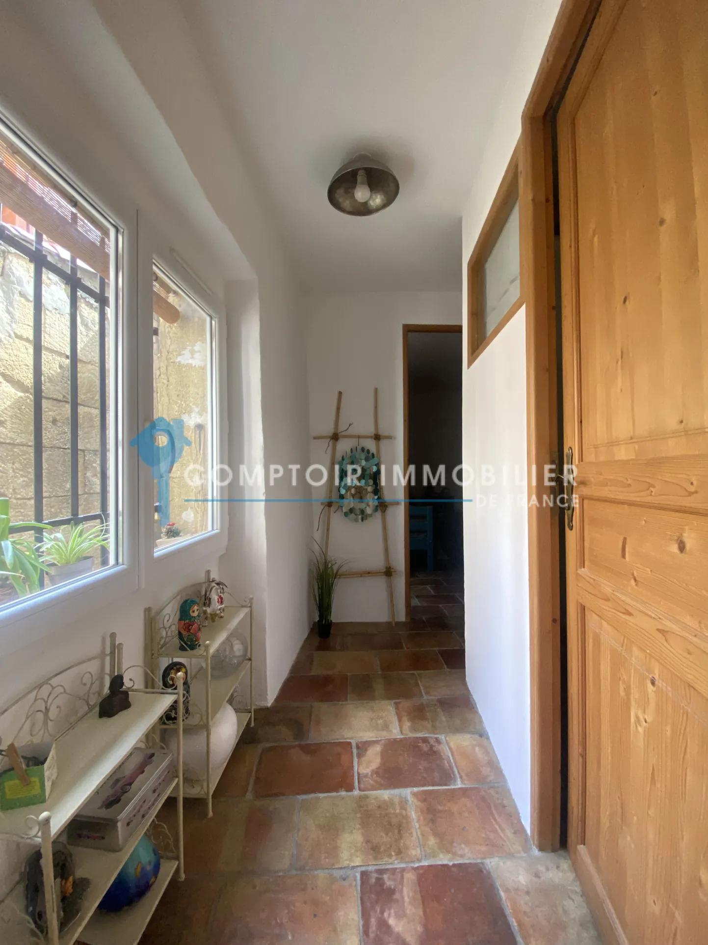 À vendre maison de village rénovée avec terrasse et parking à Meynes 