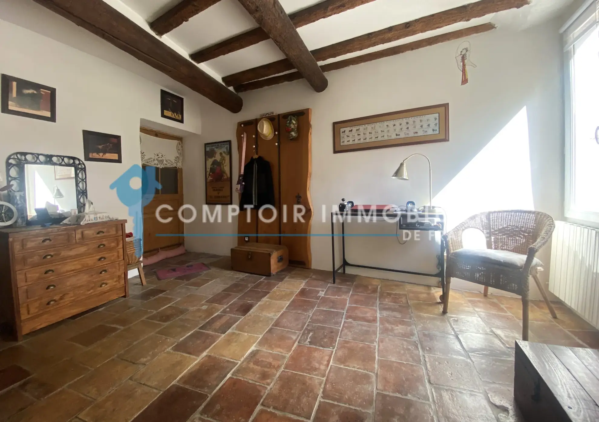 À vendre maison de village rénovée avec terrasse et parking à Meynes 