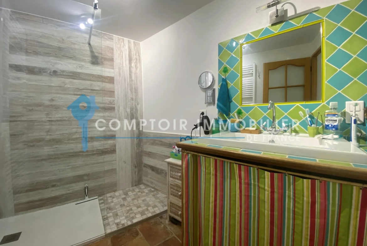 À vendre maison de village rénovée avec terrasse et parking à Meynes 