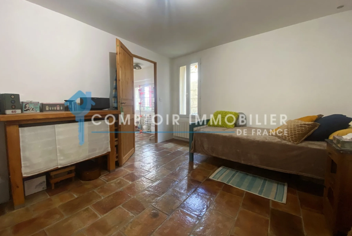 À vendre maison de village rénovée avec terrasse et parking à Meynes 