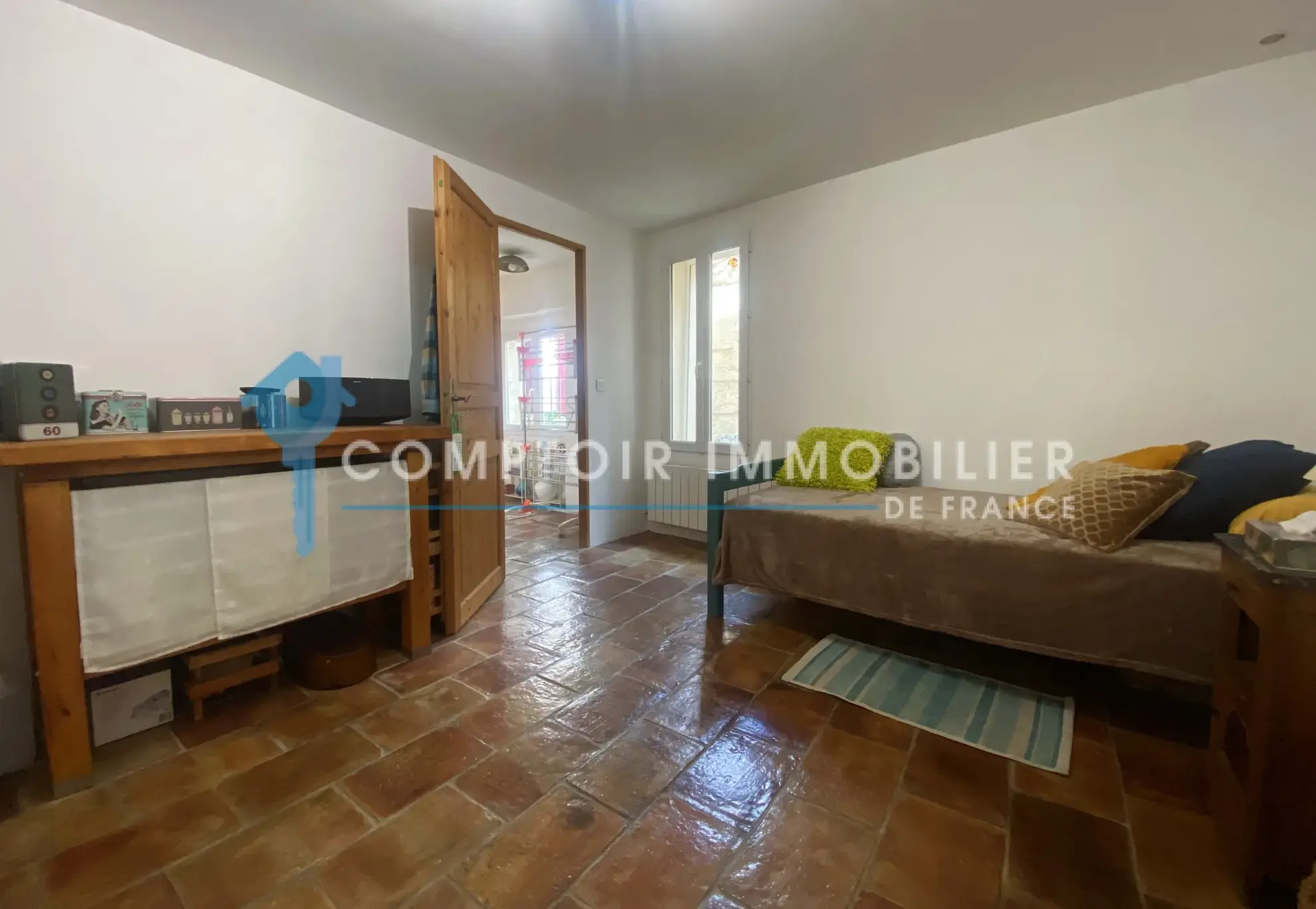 À vendre maison de village rénovée avec terrasse et parking à Meynes 