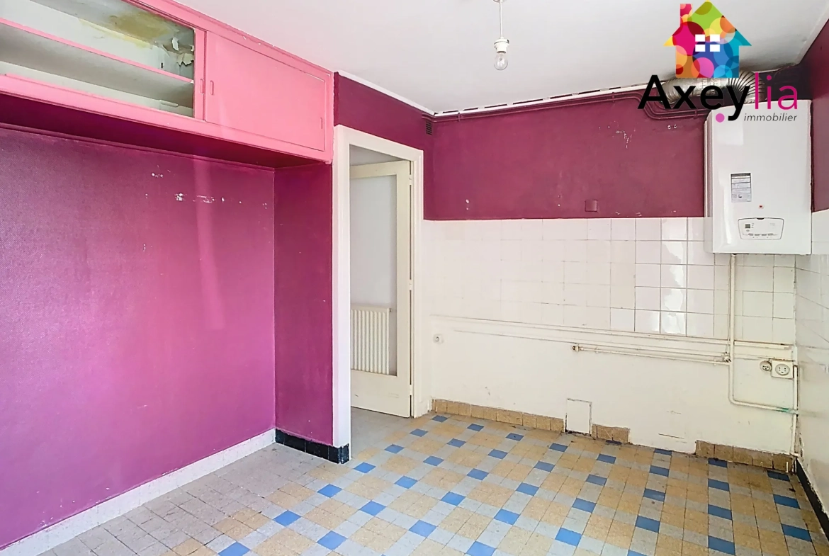 Maison de bourg à vendre à Renaison - 2 chambres, cave voûtée, charme historique 