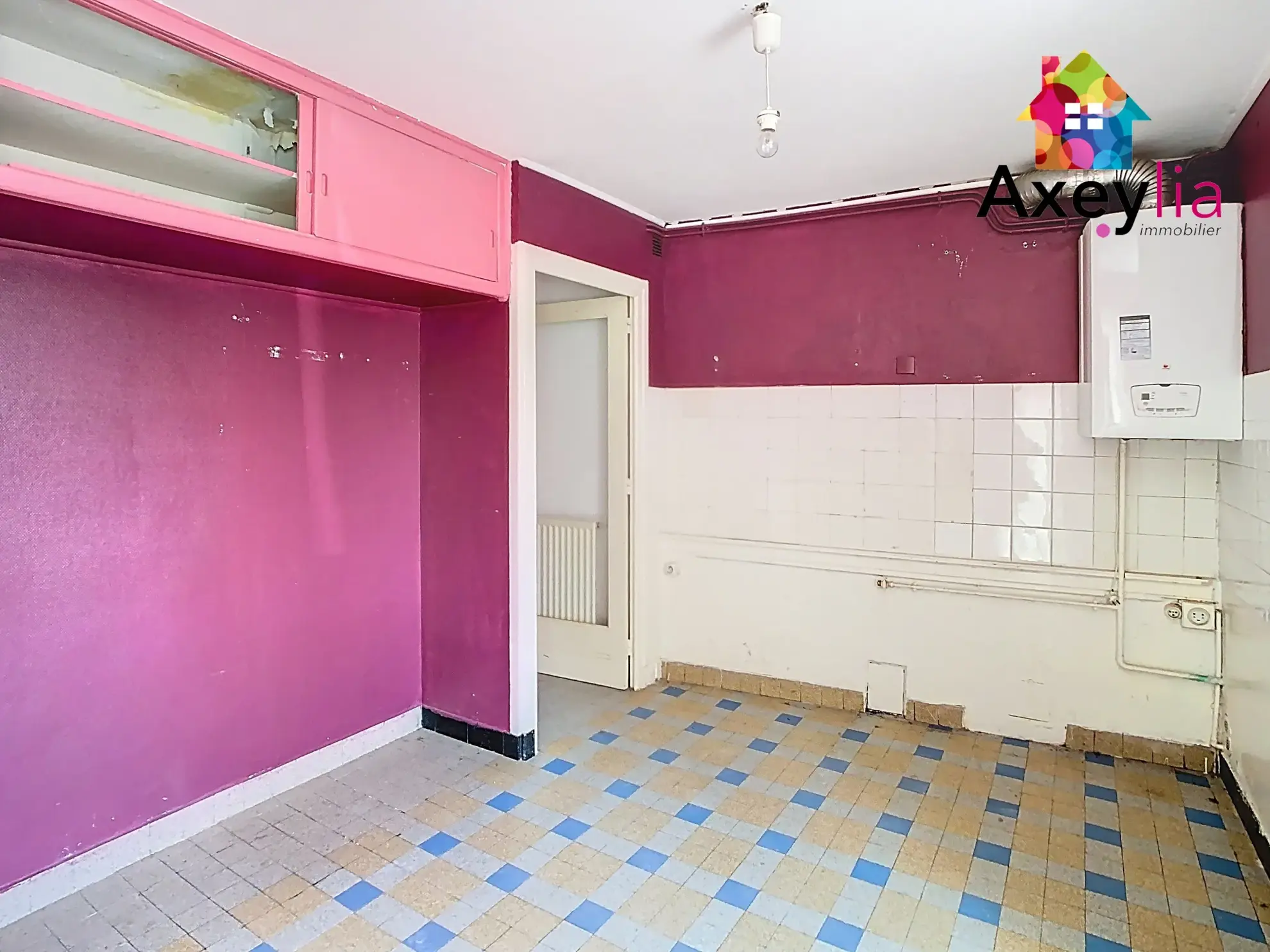 Maison de bourg à vendre à Renaison - 2 chambres, cave voûtée, charme historique 