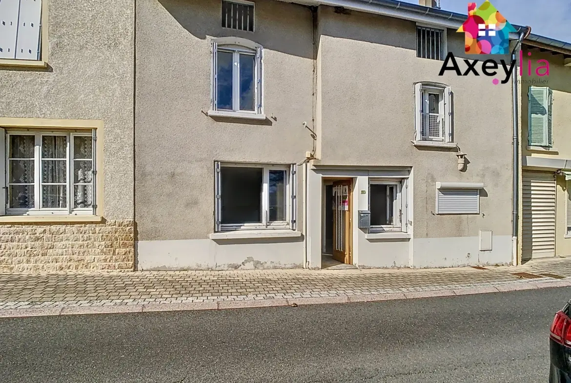 Maison de bourg à vendre à Renaison - 2 chambres, cave voûtée, charme historique 