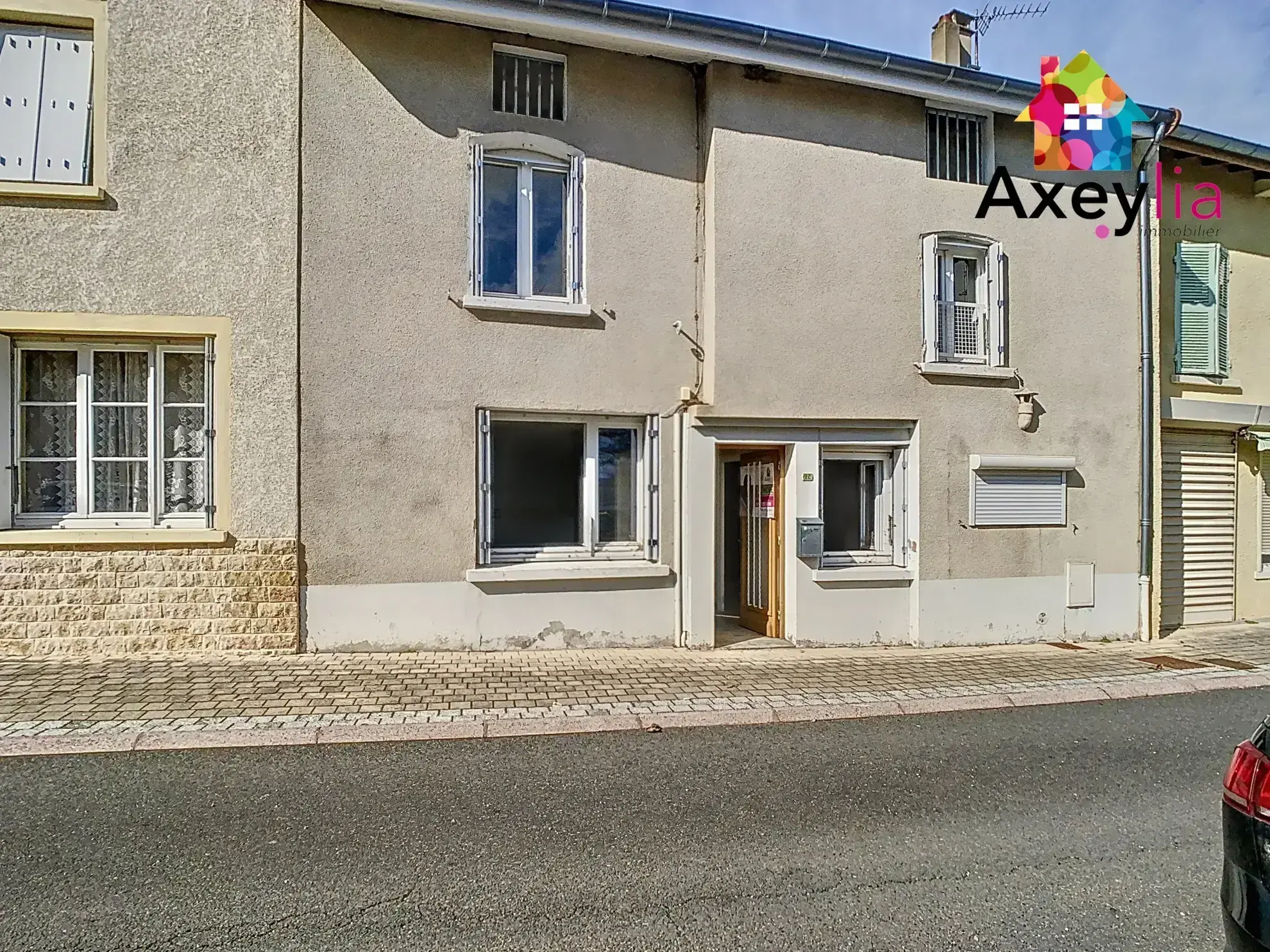 Maison de bourg à vendre à Renaison - 2 chambres, cave voûtée, charme historique 