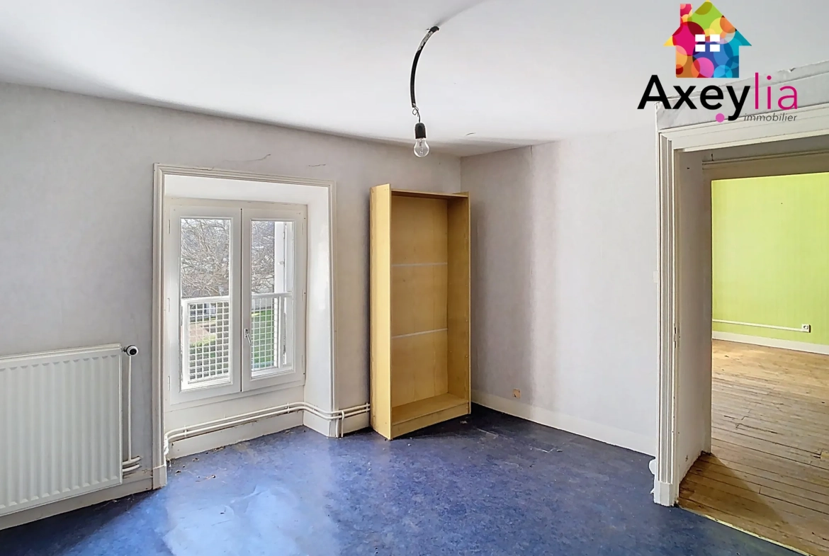 Maison de bourg à vendre à Renaison - 2 chambres, cave voûtée, charme historique 
