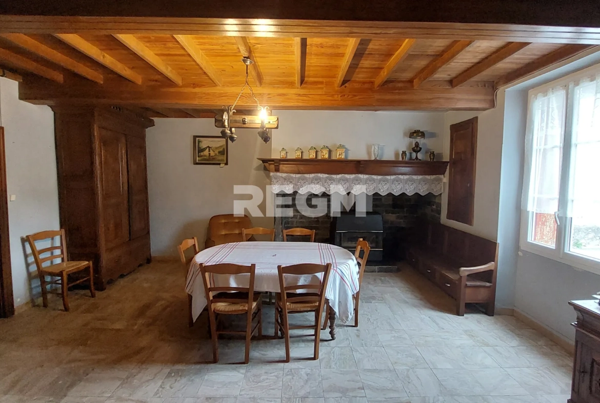 Corps de ferme à vendre à Lestelle Betharram, belle propriété avec dépendances et vue montagne 
