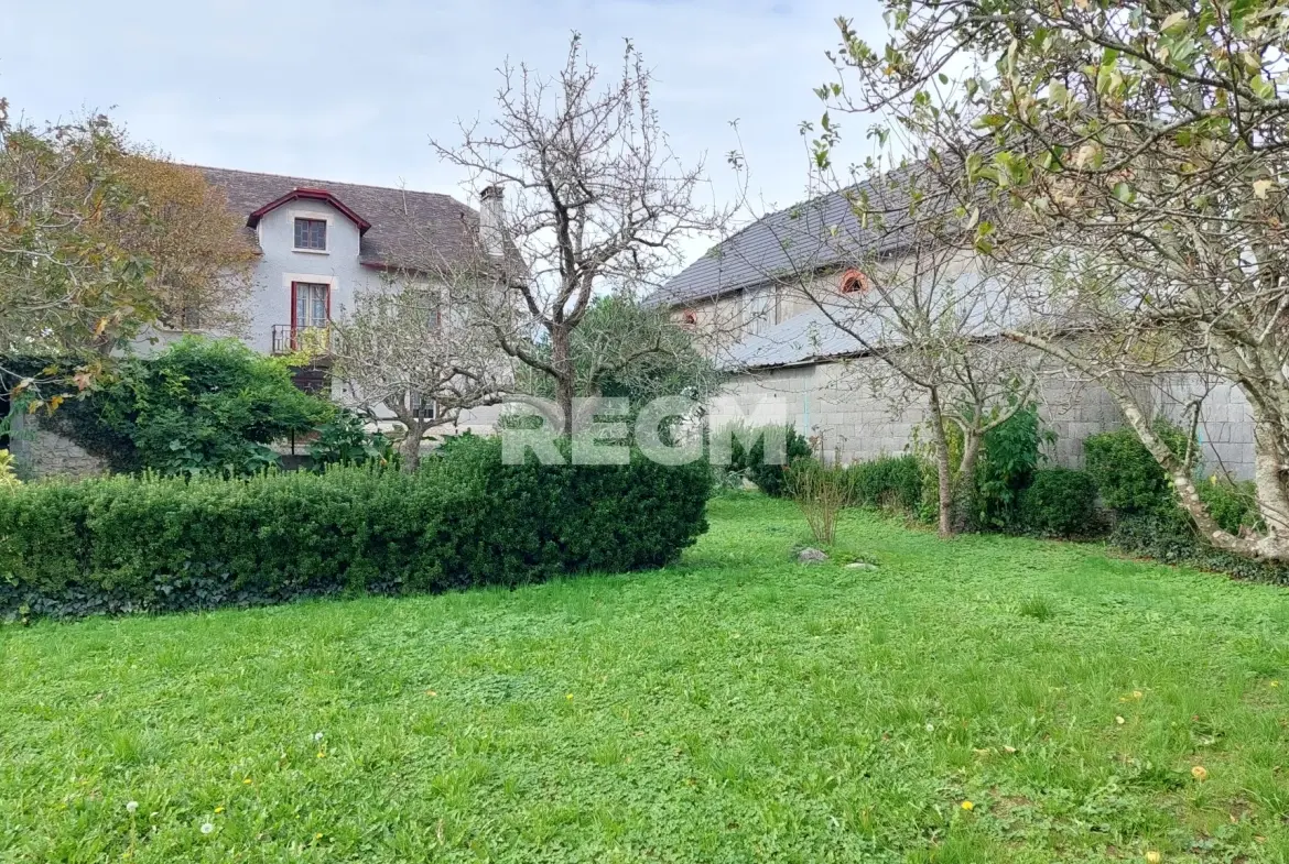 Corps de ferme à vendre à Lestelle Betharram, belle propriété avec dépendances et vue montagne 