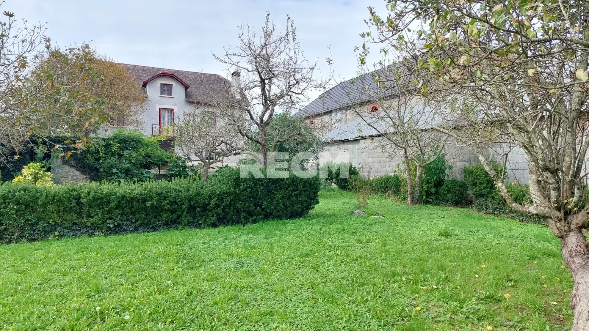 Corps de ferme à vendre à Lestelle Betharram, belle propriété avec dépendances et vue montagne 