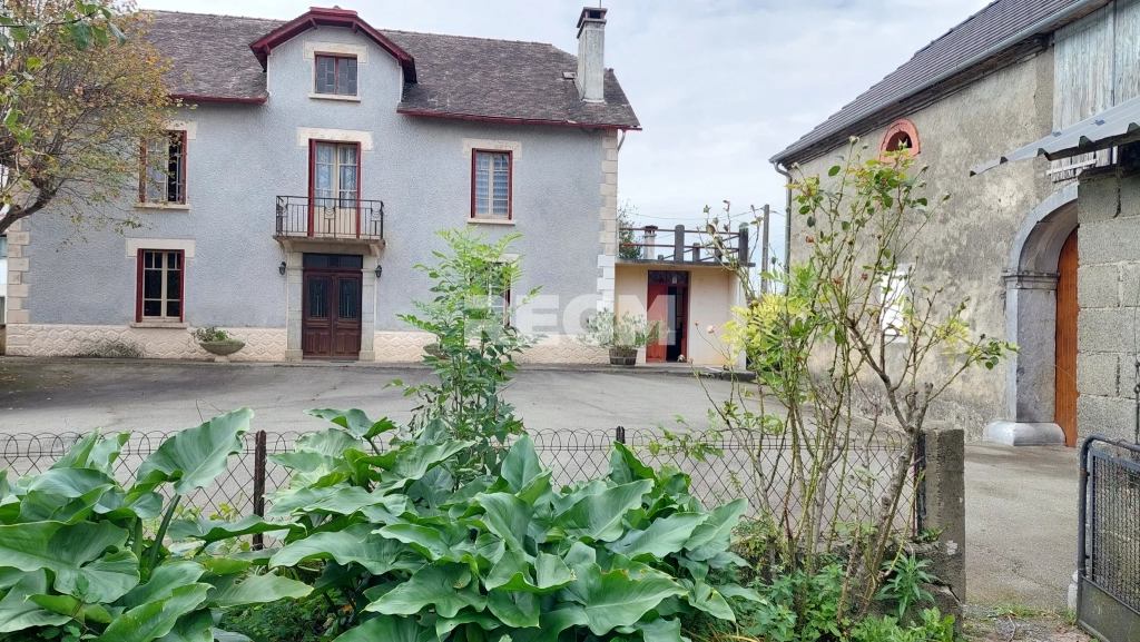 Corps de ferme à vendre à Lestelle Betharram, belle propriété avec dépendances et vue montagne