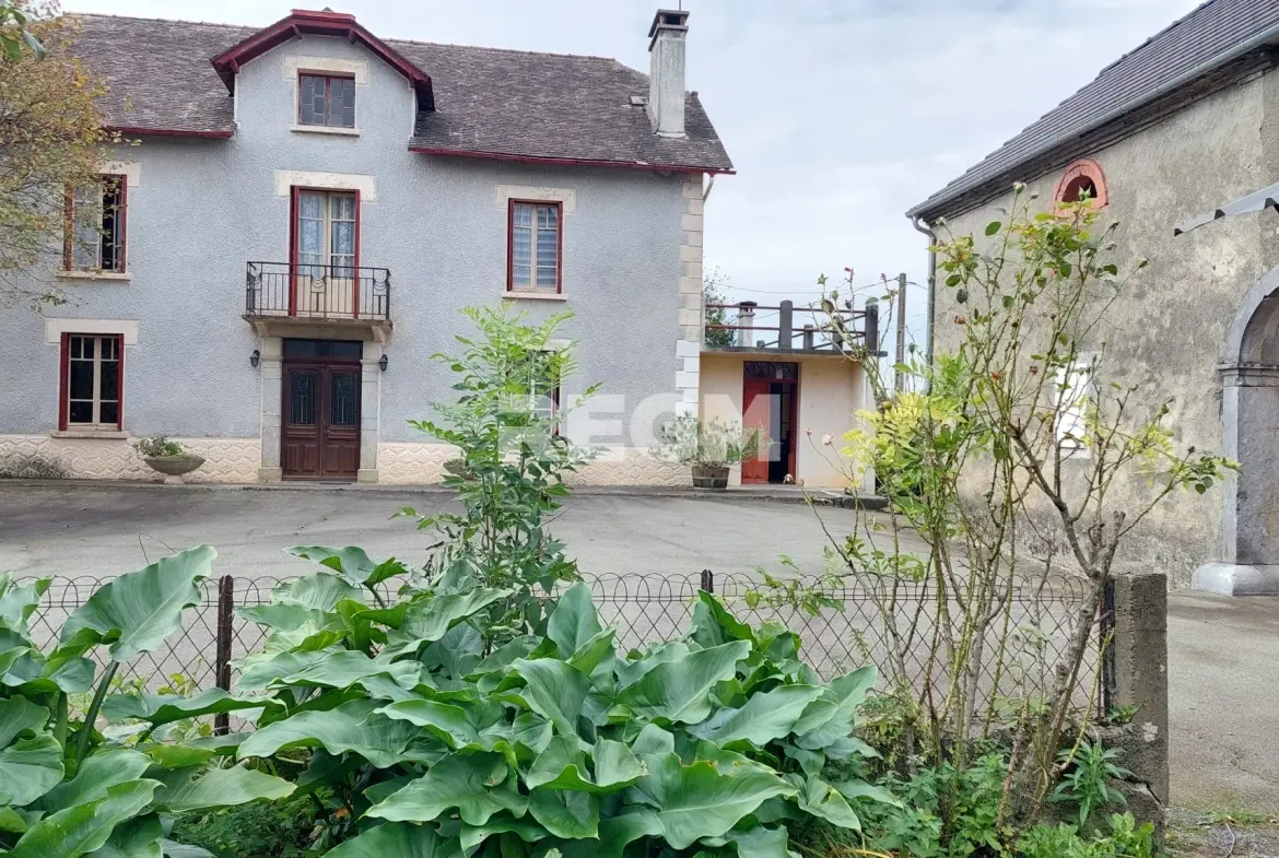 Corps de ferme à vendre à Lestelle Betharram, belle propriété avec dépendances et vue montagne 