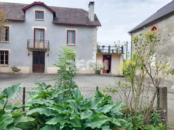 Corps de ferme à vendre à Lestelle Betharram, belle propriété avec dépendances et vue montagne