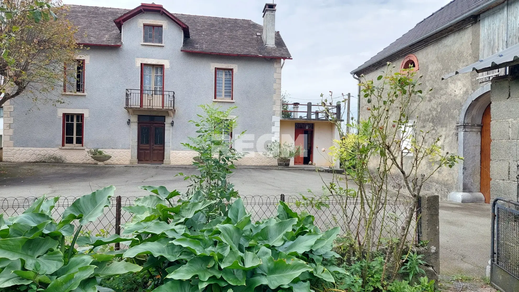 Corps de ferme à vendre à Lestelle Betharram, belle propriété avec dépendances et vue montagne 