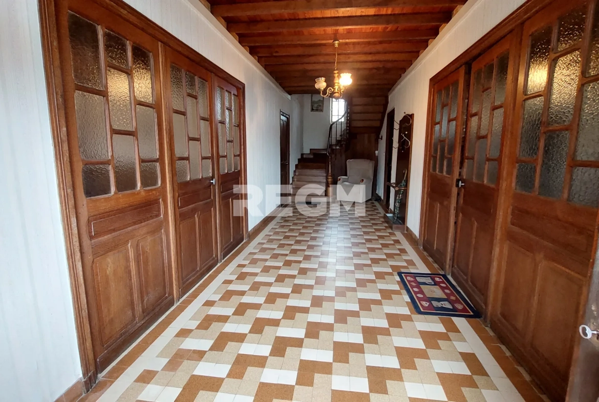 Corps de ferme à vendre à Lestelle Betharram, belle propriété avec dépendances et vue montagne 