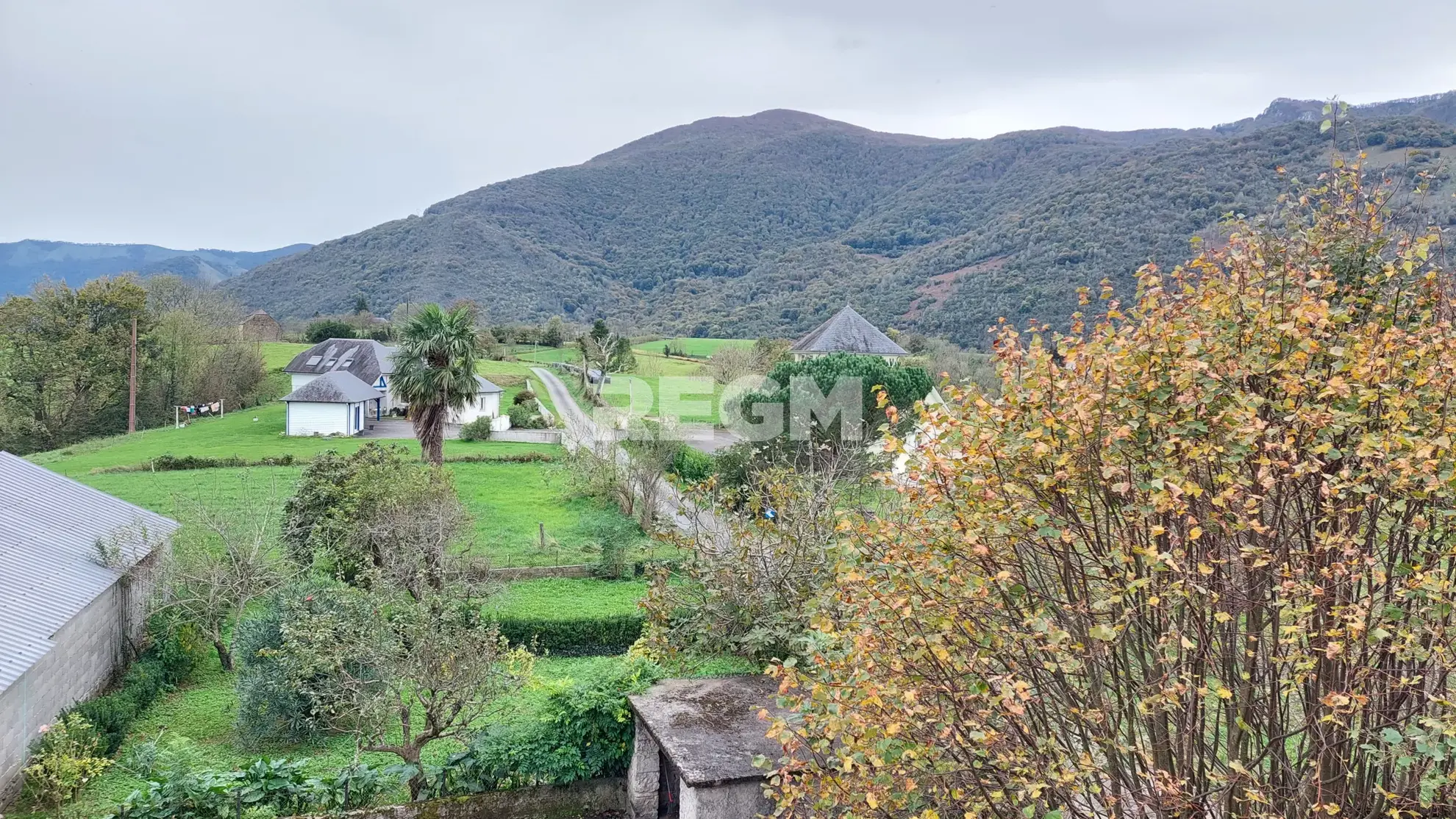 Corps de ferme à vendre à Lestelle Betharram, belle propriété avec dépendances et vue montagne 