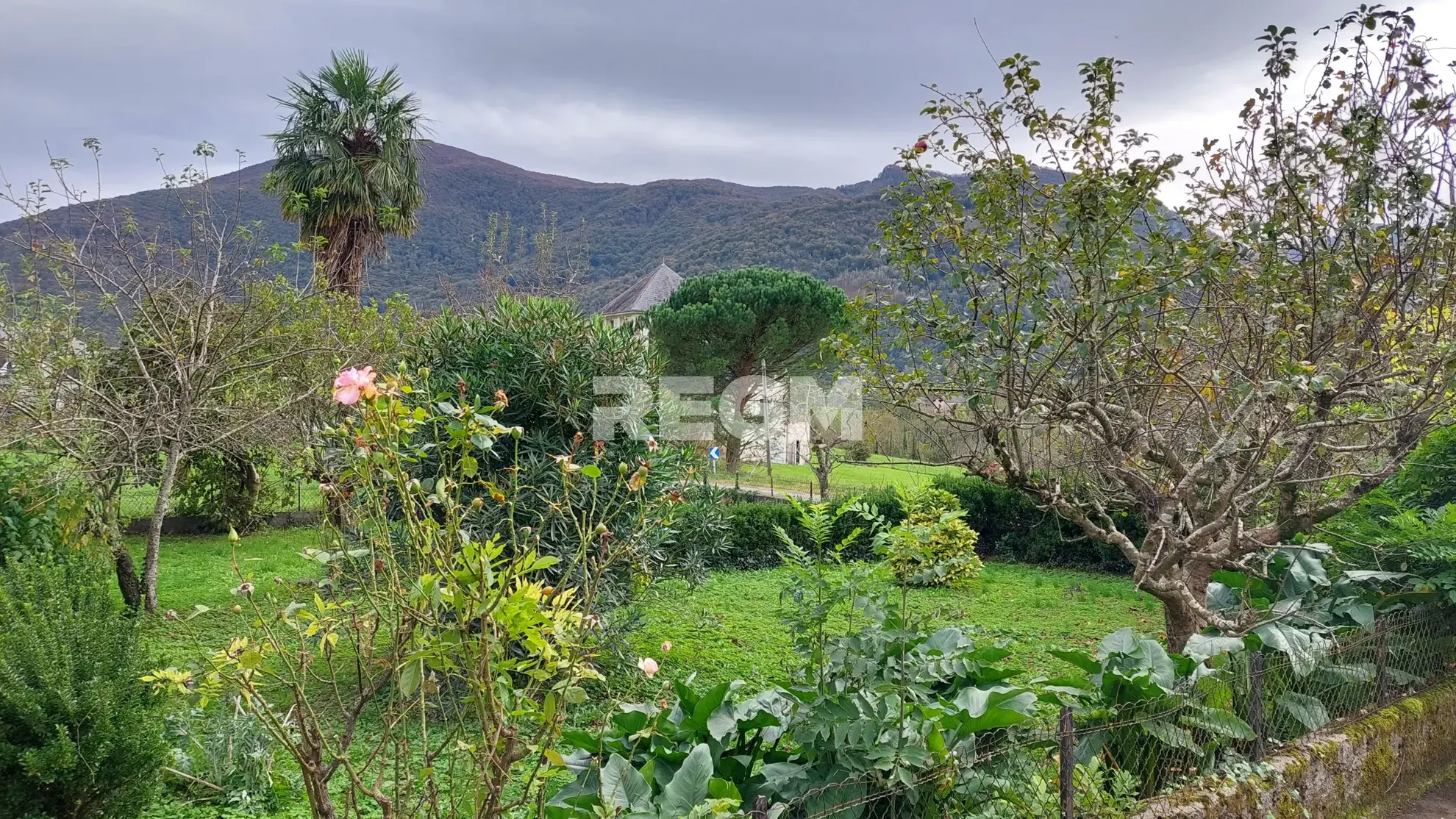 Corps de ferme à vendre à Lestelle Betharram, belle propriété avec dépendances et vue montagne 