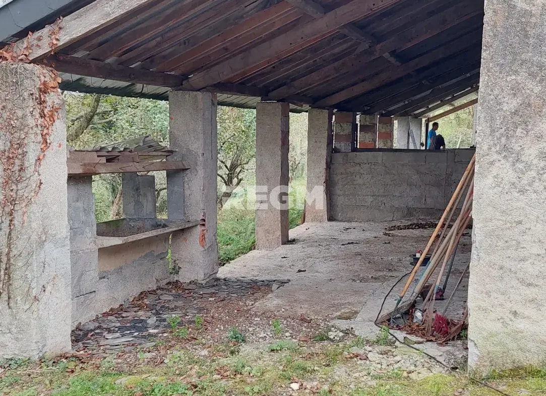 Corps de ferme à vendre à Lestelle Betharram, belle propriété avec dépendances et vue montagne 