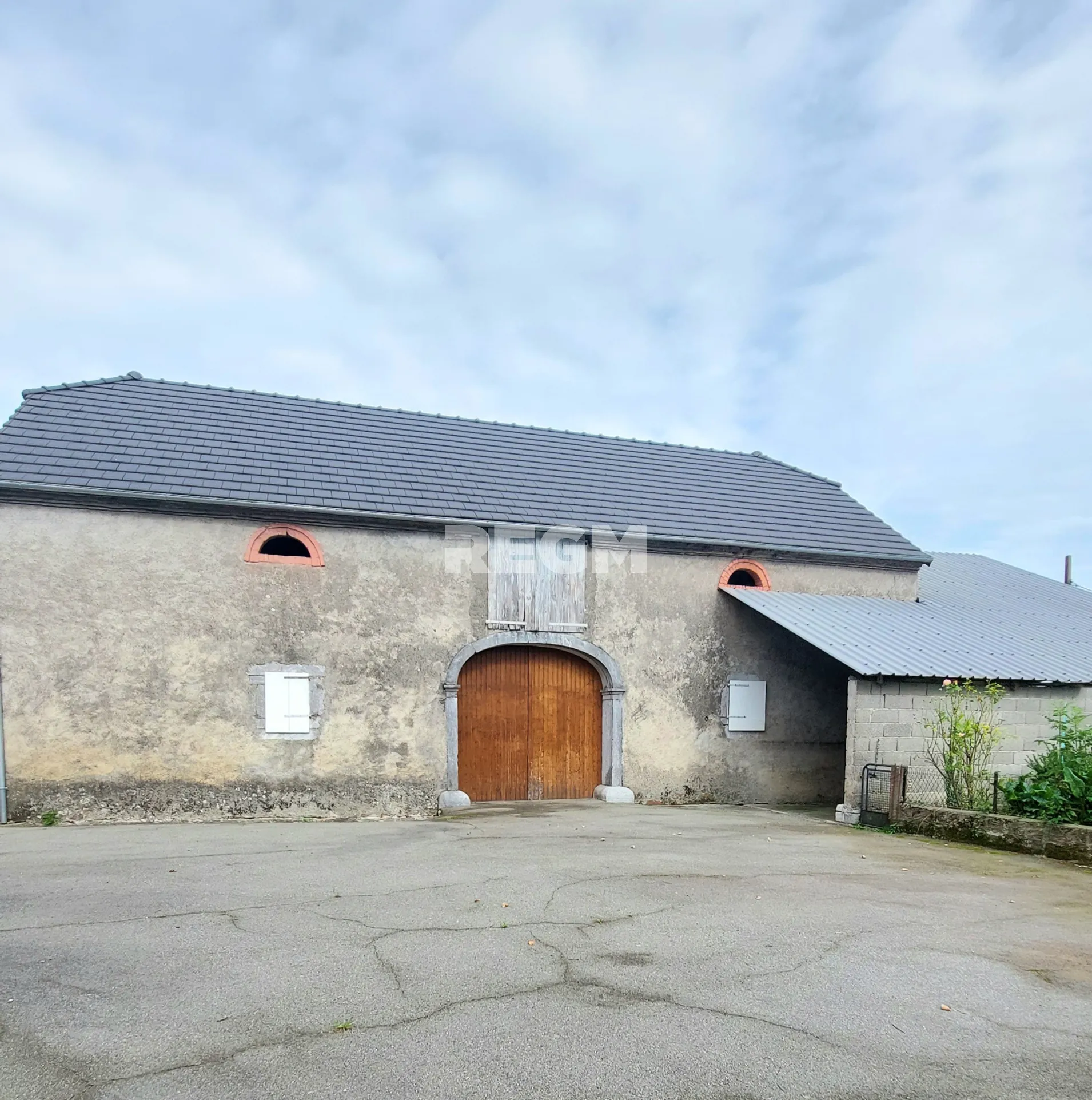 Corps de ferme à vendre à Lestelle Betharram, belle propriété avec dépendances et vue montagne 