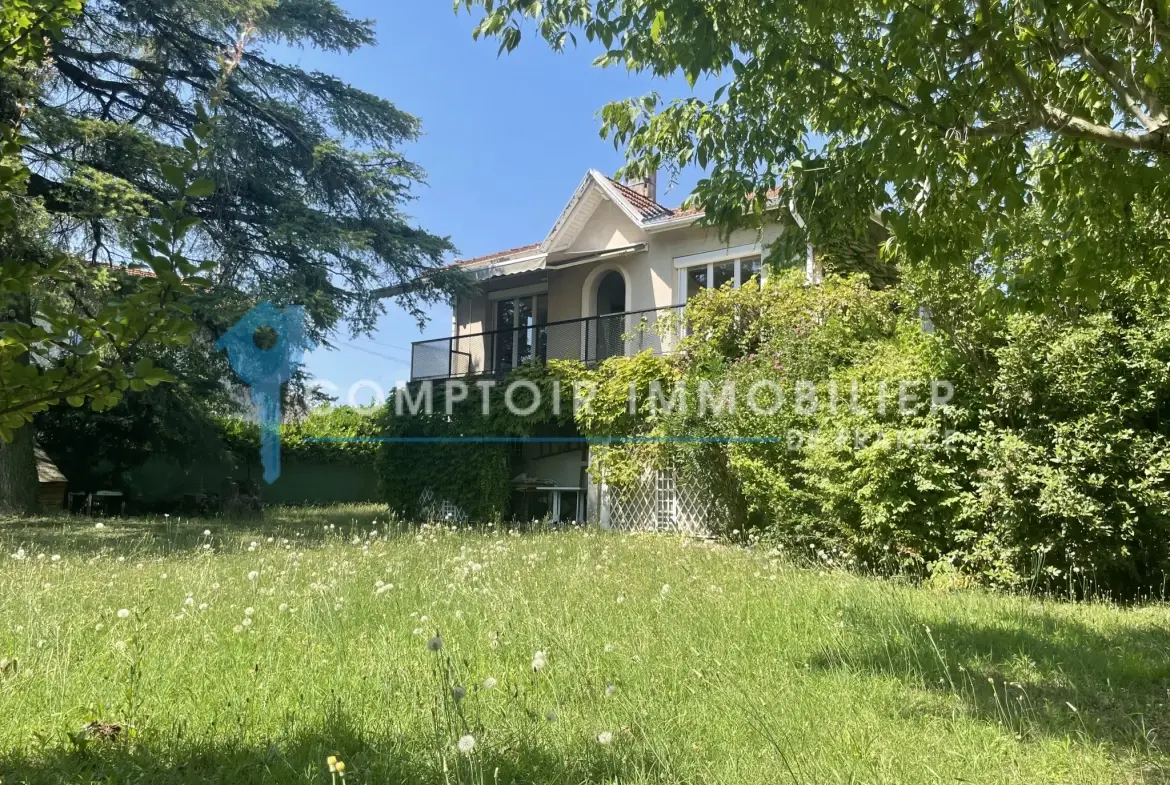 Maison 4 chambres avec jardin arboré à Romans-sur-Isère, quartier Bellevue 