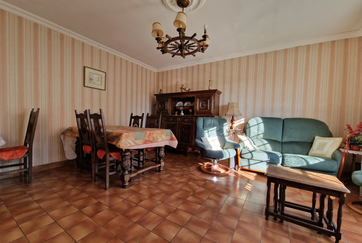 Maison à vendre à Saint-Nicolas-du-Pelem avec jardin, véranda et garage 