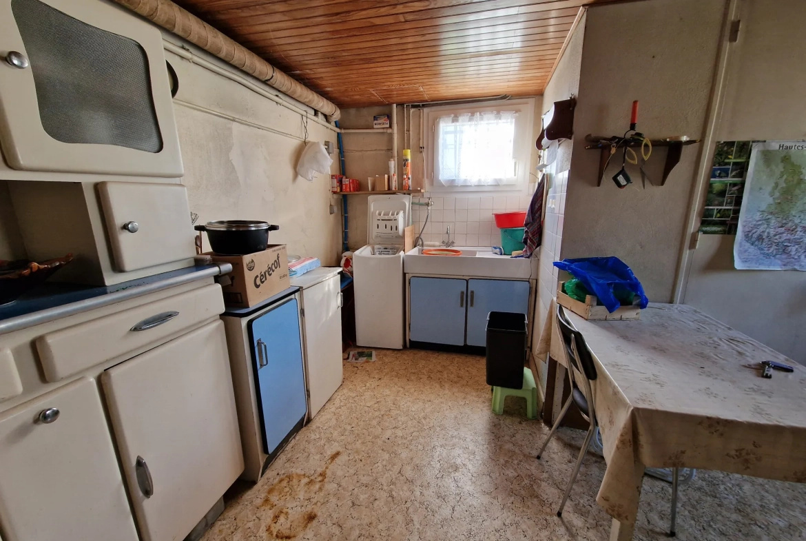 Maison à vendre à Saint-Nicolas-du-Pelem avec jardin, véranda et garage 