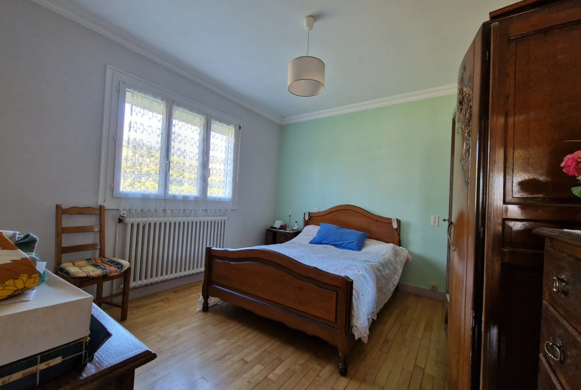 Maison à vendre à Saint-Nicolas-du-Pelem avec jardin, véranda et garage 