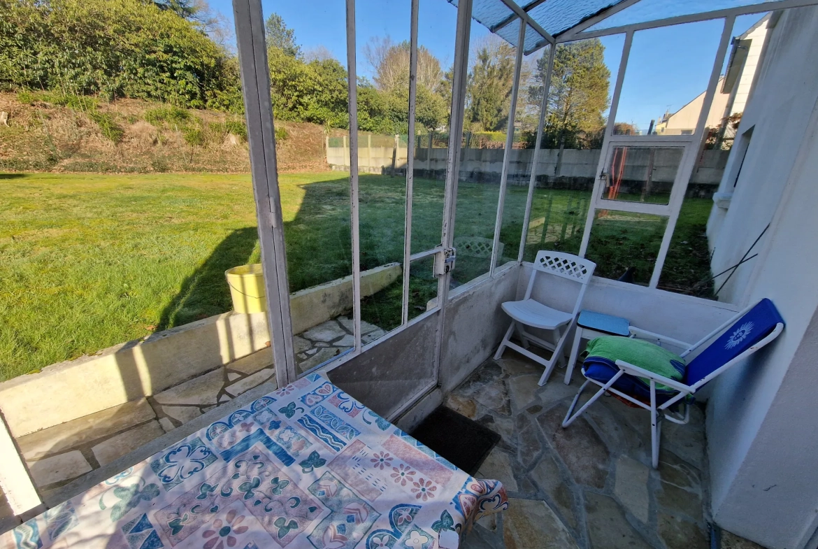 Maison à vendre à Saint-Nicolas-du-Pelem avec jardin, véranda et garage 