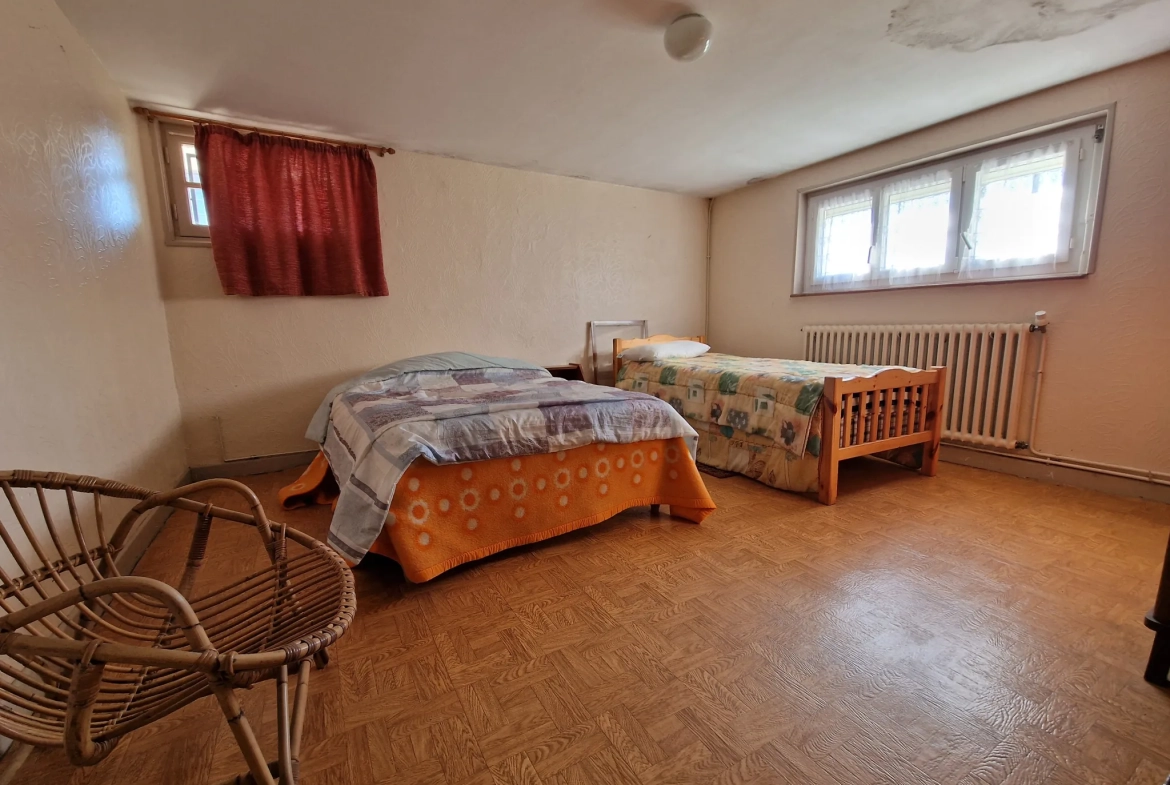 Maison à vendre à Saint-Nicolas-du-Pelem avec jardin, véranda et garage 