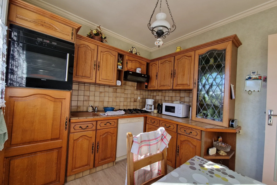 Maison à vendre à Saint-Nicolas-du-Pelem avec jardin, véranda et garage 