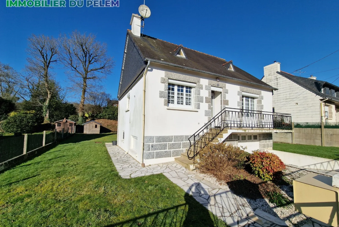 Maison à vendre à Saint-Nicolas-du-Pelem avec jardin, véranda et garage 