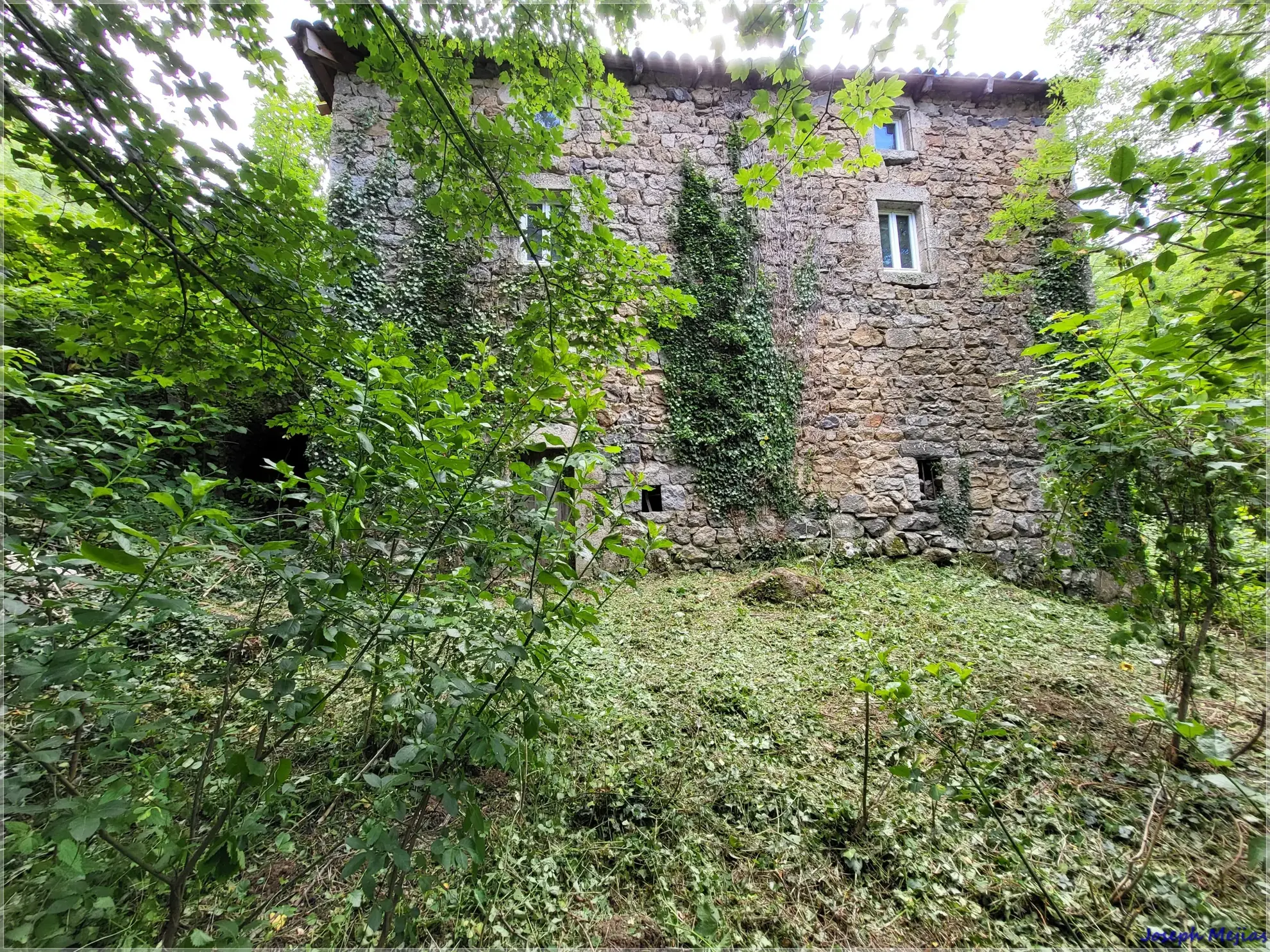 Ancien corps de ferme à rénover en Ardèche verte avec terrain de 6419 m² 