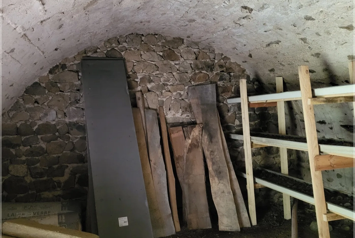 Ancien corps de ferme à rénover en Ardèche verte avec terrain de 6419 m² 