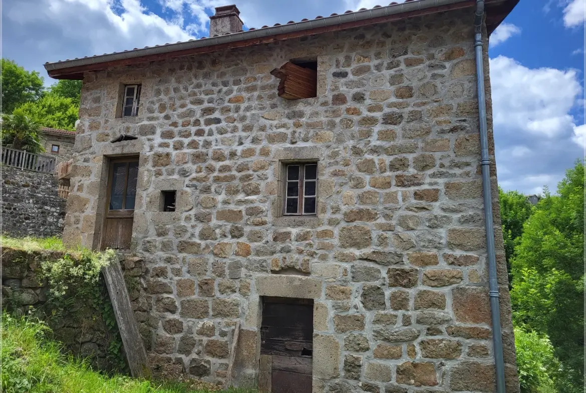 Ancien corps de ferme à rénover en Ardèche verte avec terrain de 6419 m² 