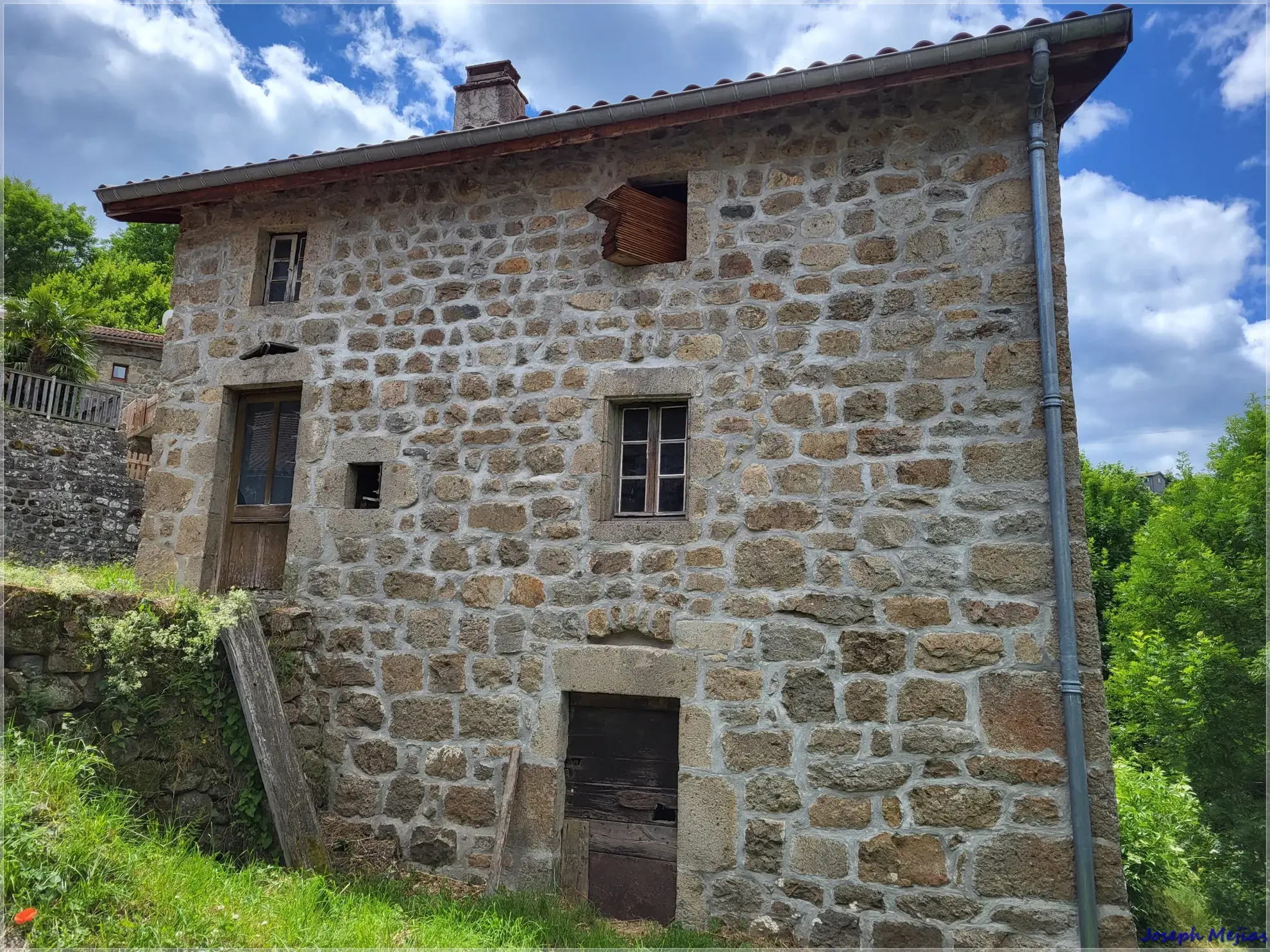 Ancien corps de ferme à rénover en Ardèche verte avec terrain de 6419 m² 