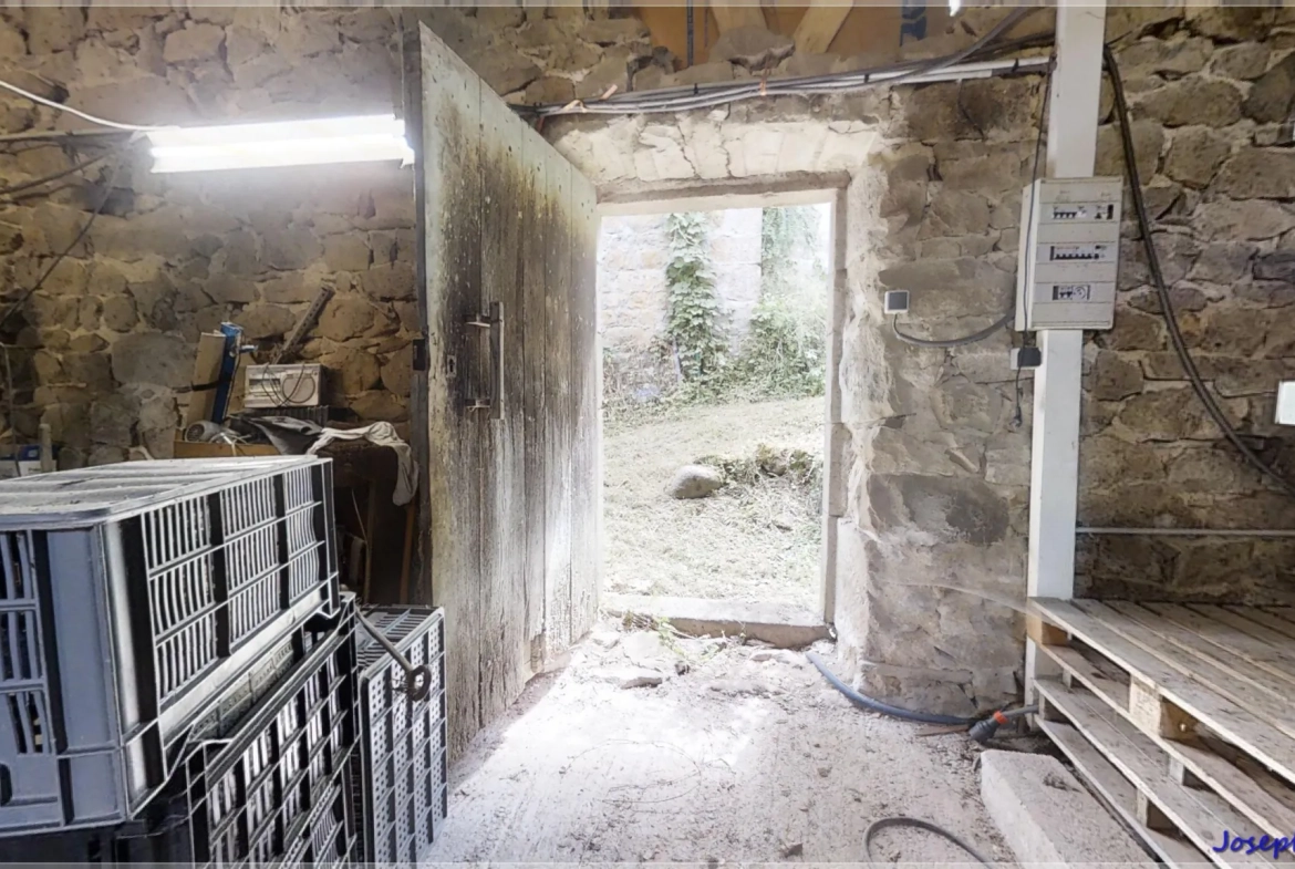 Ancien corps de ferme à rénover en Ardèche verte avec terrain de 6419 m² 