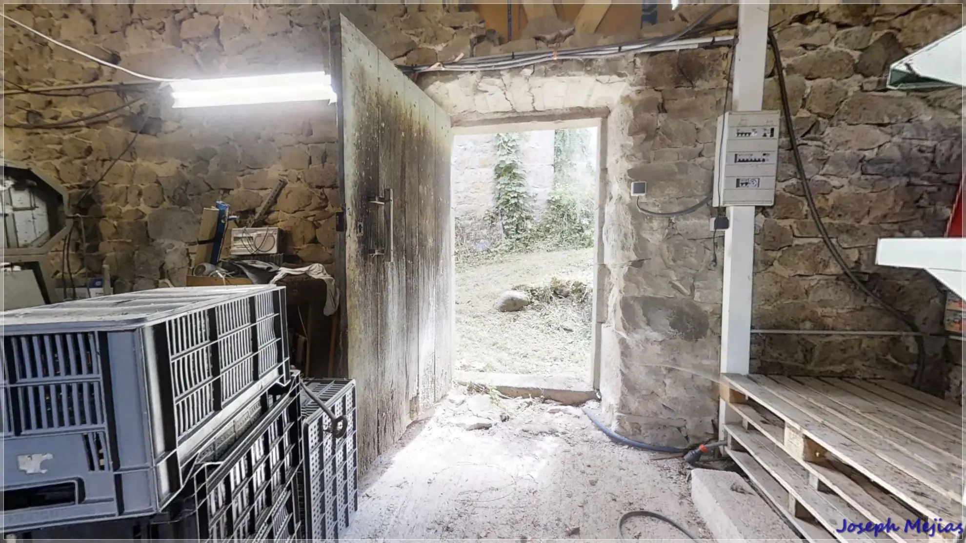 Ancien corps de ferme à rénover en Ardèche verte avec terrain de 6419 m² 
