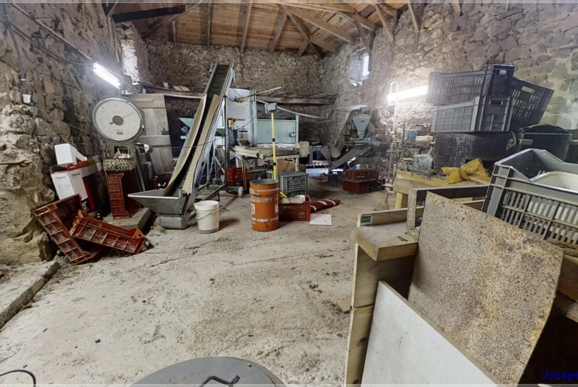 Ancien corps de ferme à rénover en Ardèche verte avec terrain de 6419 m² 
